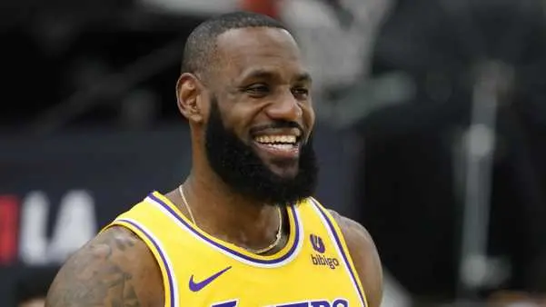 Dallas blows a 20-point lead in the 4th, but Kyrie's 3-pointer pushes Mavs past Lakers 104-101 LeBron James in action for LA Lakers