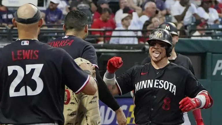 Solano hits 3-run triple, Twins do late damage, beat Guardians 8-3 to open 7-game lead in AL Central Minnesota vs Guardians (Image: AP)