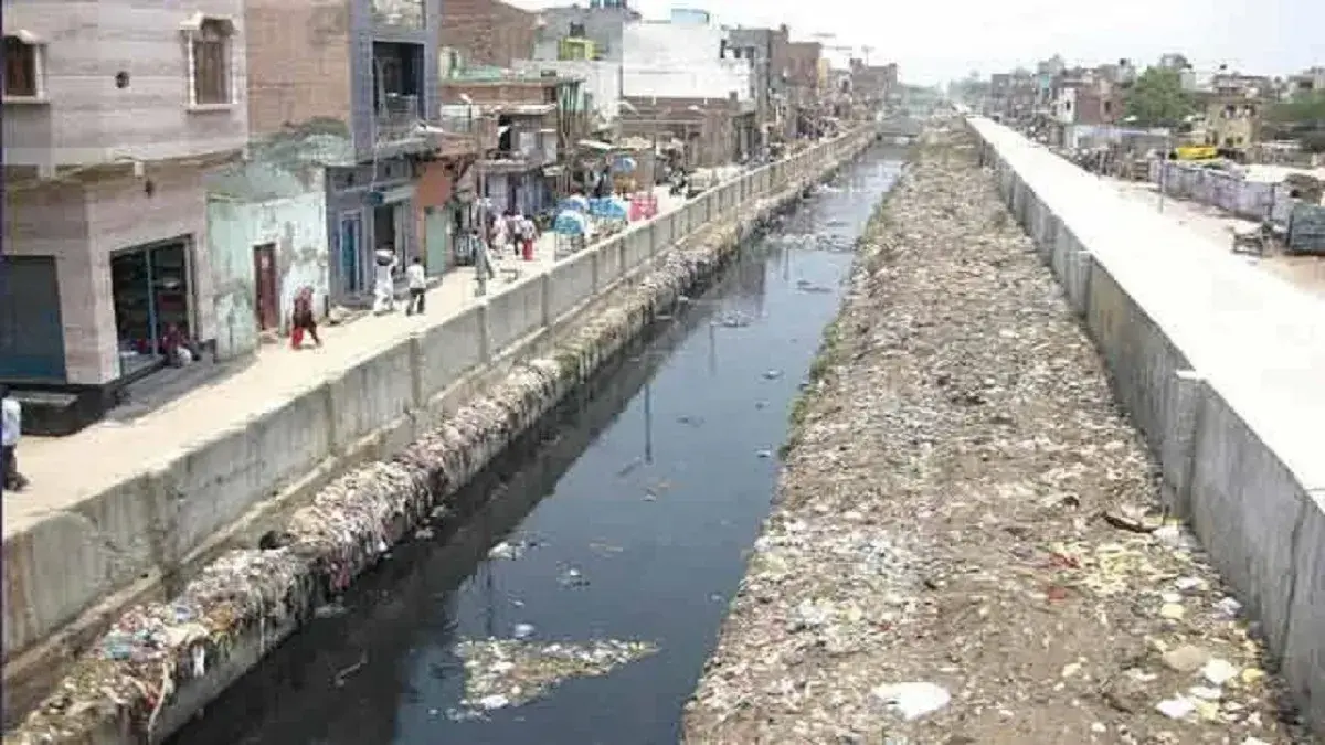 Gurugram Man Stops for Nature Call, Drowns in Stormwater Drain: Body Found 400m Away Gurugram Man Stops for Nature Call, Drowns in Stormwater Drain: Body Found 400m Away