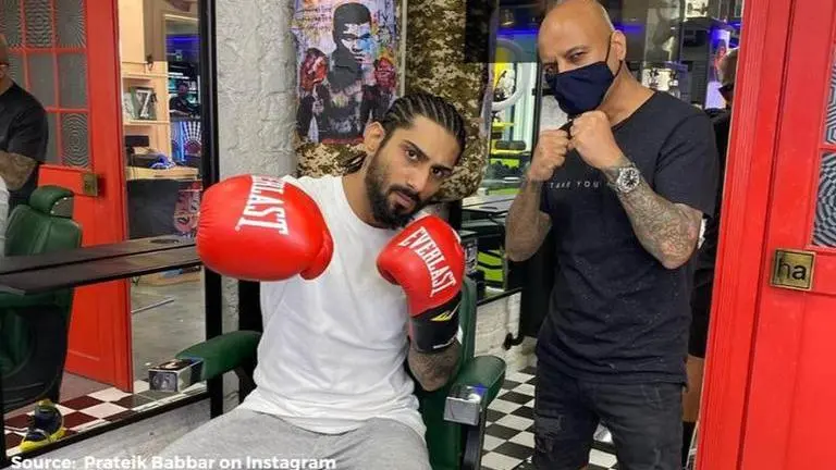 Prateik Babbar gets his hair colored by Aalim Hakim; netizens exclaim 'such a vibe!' Prateik Babbar