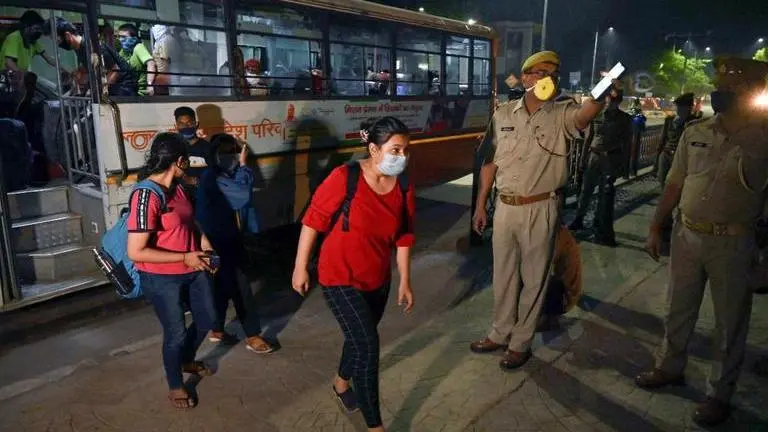 434 Kashmiri students leave Madhya Pradesh for home by buses 434 Kashmiri students leave Madhya Pradesh for home by buses