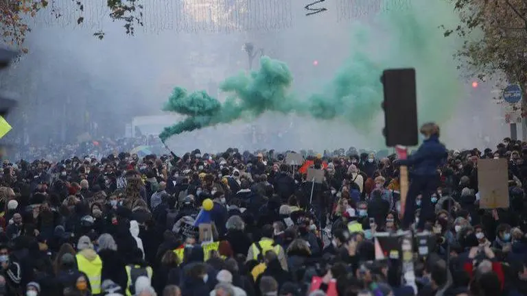 Restaurant owners protest Paris virus restrictions