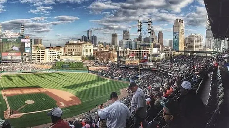Robert hits 3-run HR in 10th, White Sox beat Royals 5-2 Robert hits 3-run HR in 10th, White Sox beat Royals 5-2