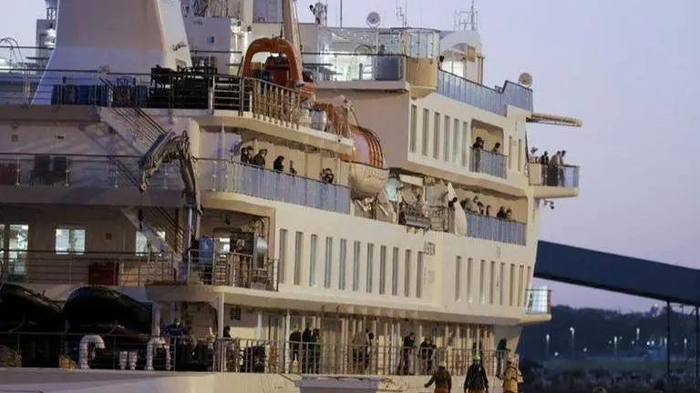 Uruguay evacuates last passengers from liner