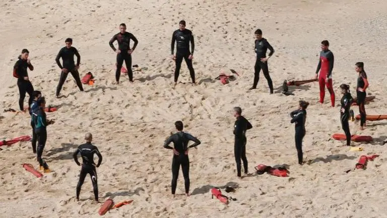 100 people standing in a circle