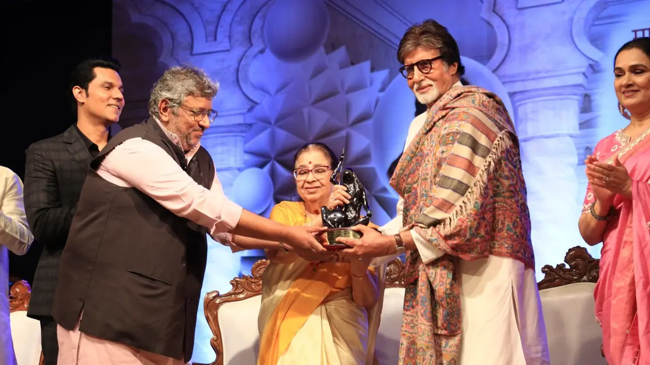 Amitabh Bachchan Honoured With Lata Deenanath Mangeshkar Puraskar | WATCH Amitabh Bachchan Receives Lata Deenanath Mangeshkar Puraskar