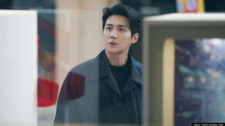 'Hometown Cha Cha Cha' star Kim Seon ho apologizes to fans after ex-girlfriend controversy hometown cha cha cha