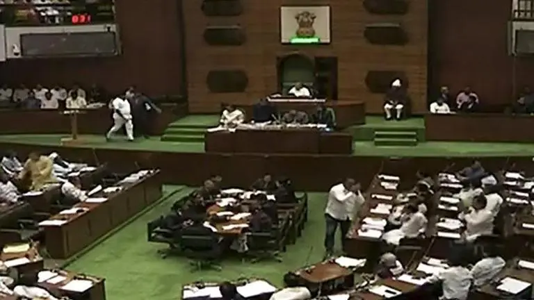 Maha Assembly ratifies bill to extend SC/ST quota