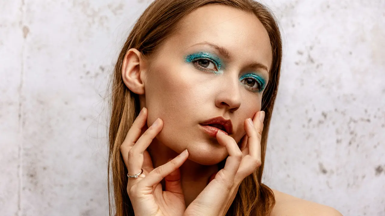 Slay The Bold Coloured Eyeliner Look With These Easy And Doable Hacks Coloured eyeliner look