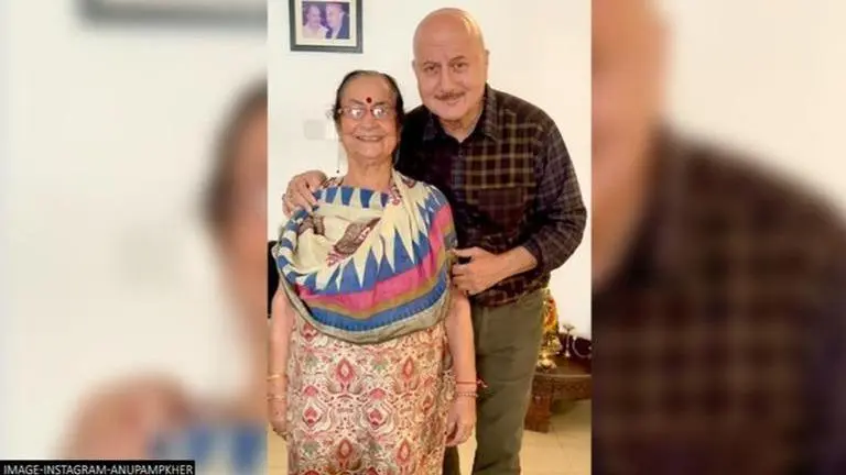 Anupam Kher shares video of fun banter with his mom Dulari during a photoshoot; Watch Anupam Kher's fun banter with mom dulari