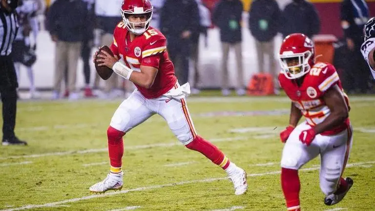 Mahomes rallies Chiefs late for 35-31 win over Raiders Mahomes rallies Chiefs late for 35-31 win over Raiders