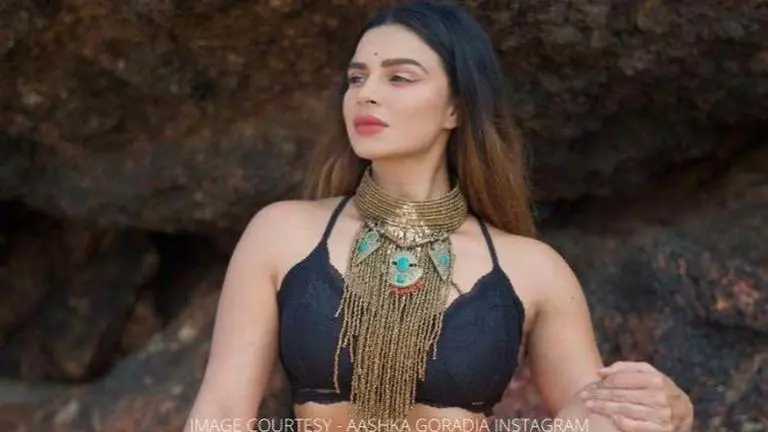 Aashka Goradia shares important piece of advice for all women, says 'Rise Above' aashka goradia instagram