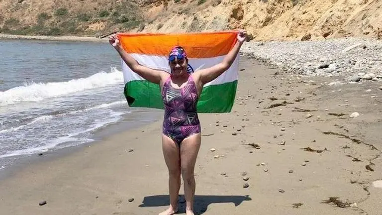 WB Sports Minister Manoj Tiwary congratulates swimmer Sayani Das for creating Asian Record Sayani Das, West Bengal Sports Minister, Swimmer Sayani Das record, Molokai Channel, Sayani Das record, Sayani Das Molokai channel, Manoj Tiwary