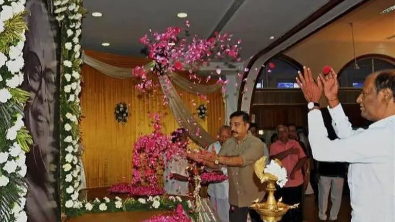 Kamal Haasan & Rajinikanth pay tribute to their mentor K Balachander on his 90th birthday Kamal Haasan