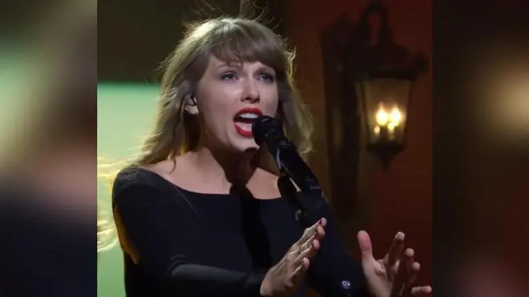 Taylor Swift stuns fans with 10-min performance of 'All Too Well' on 'Saturday Night Live' WATCH: Taylor Swift's 10minute SNL 'All Too Well' Performance