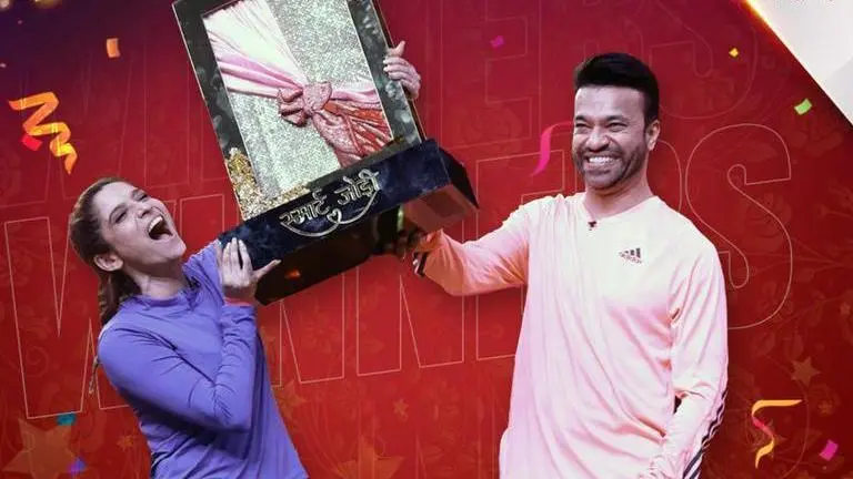 Smart Jodi winner: Ankita Lokhande, Vicky Jain lift the trophy, win Rs 25 lakh cash prize smart jodi