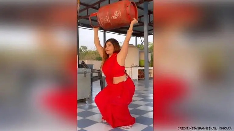Video of saree-clad woman performing squats by lifting cylinder leaves netizens amazed Viral video
