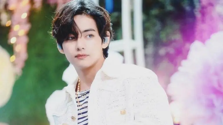 BTS' V gives playful reply to fan asking 'Who is more fun, ARMY or Bangtan?'; 'ARMYs are.' BTS, BTS V, BTS V interacts with ARMY