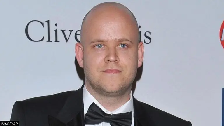 Spotify CEO defends joe rogan