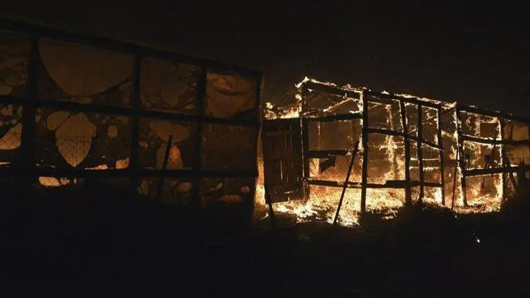 Greece: Massive fire breaks out in overcrowded refugee camp, emergency declared Greece: Massive fire breaks out in overcrowded refugee camp, emergency declared