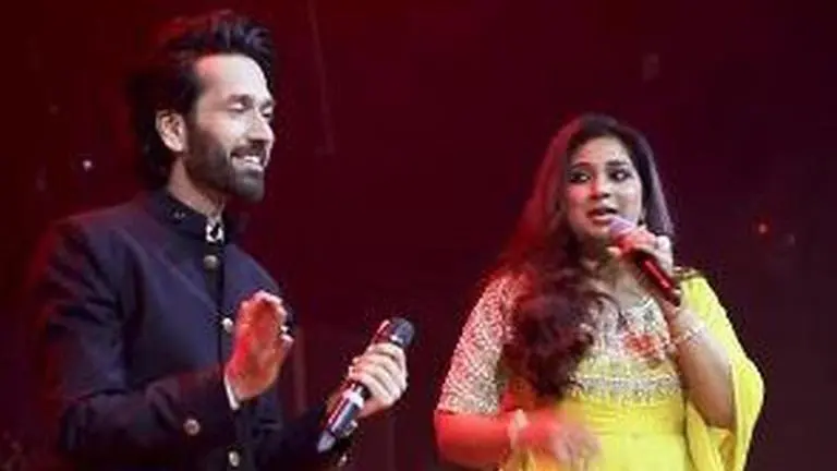 Nakuul Mehta sings with Shreya Ghoshal, receives compliment from her | WATCH nakuul mehta