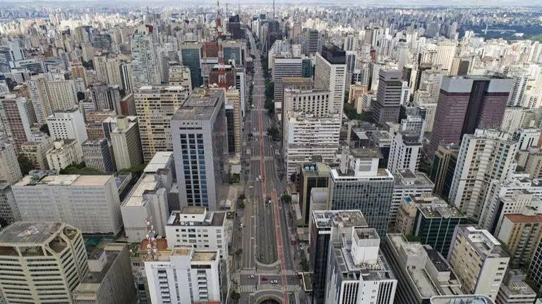 Rio residents bury victim of coronavirus