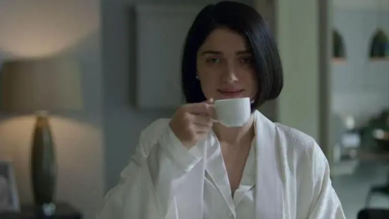 who plays adele in behind her eyes