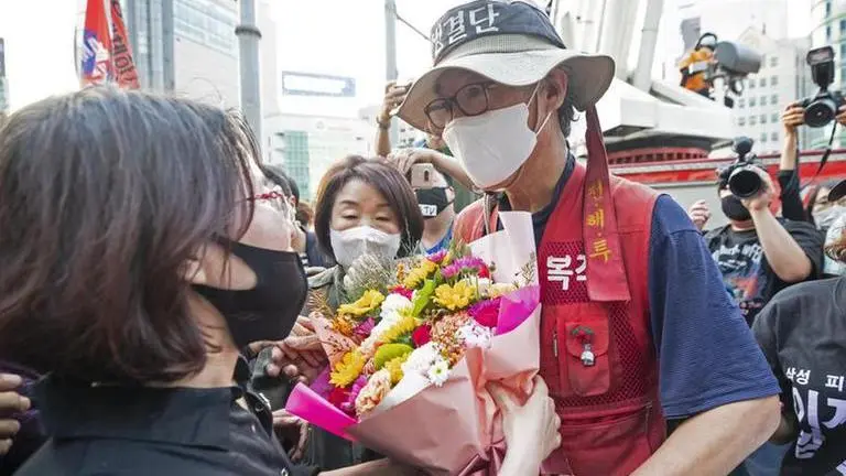 Fired Samsung worker ends tower protest following apology Fired Samsung worker ends tower protest following apology