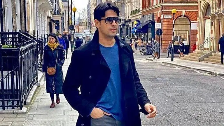 Sidharth Malhotra shares a quirky post while recalling old days on shooting sets