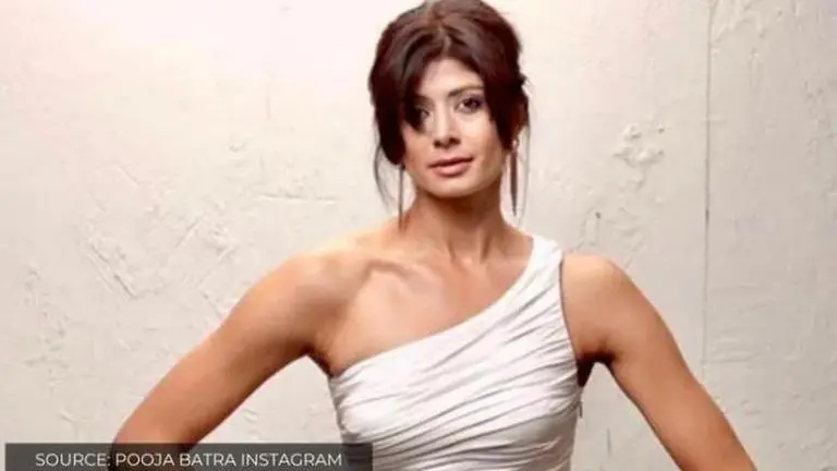 Unseen Pic of The Day: Pooja Batra shares a throwback picture of her ‘rare kiss’; See here Pooja Batra