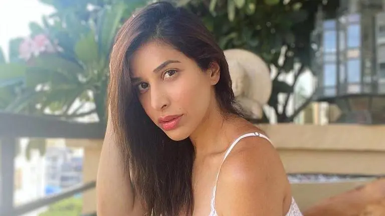 Sophie Choudry lashes out at trolls targeting industry, says 'stop being hypocrites' Sophie Choudry vents out on trolls targeting industry, says 'stop being hypocrites'