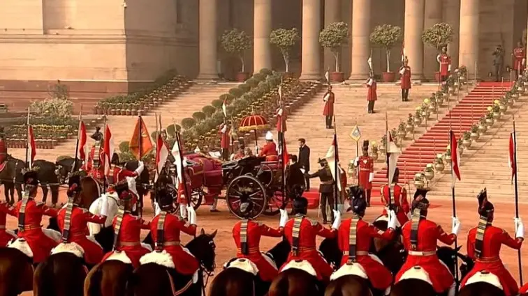 French President and Indian President on a traditional buggy