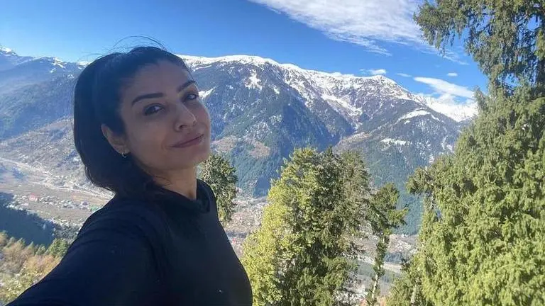 Raveena Tandon enjoys 'twilight magic' while swirling to the tunes of 'Afreen Afreen' Raveena Tandon