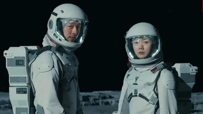 'The Silent Sea' promises suspense with new stills of Gong Yoo, Bae Doona & others The Silent Sea