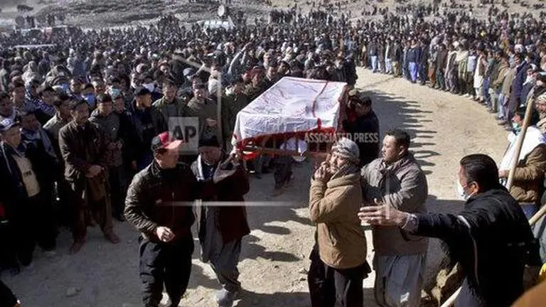 Pakistani Shiites end protests, hold funeral for 11 miners Pakistani Shiites end protests, hold funeral for 11 miners
