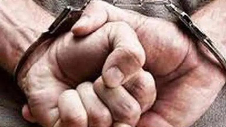 9 bootleggers held, huge hoard of liquor seized from godown in Ghaziabad 9 bootleggers held, huge hoard of liquor seized from godown in Ghaziabad