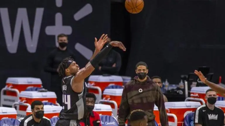 Slumping Kings beat short-handed Lakers 123-120