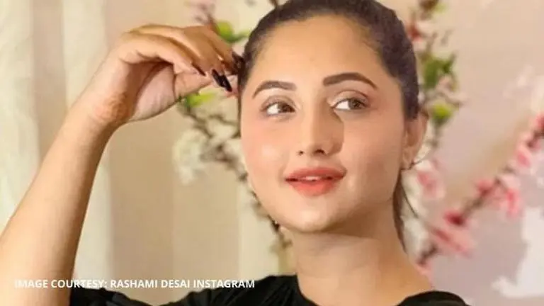 Rashami Desai grooves to the beats of Genda Phool, leaves fans awestruck Rashami Desai