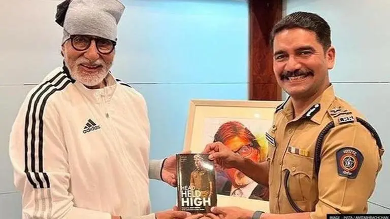 Amitabh Bachchan unveils Mumbai Joint Commissioner Vishwas Patil's book on 26/11 attacks Amitabh Bachchan