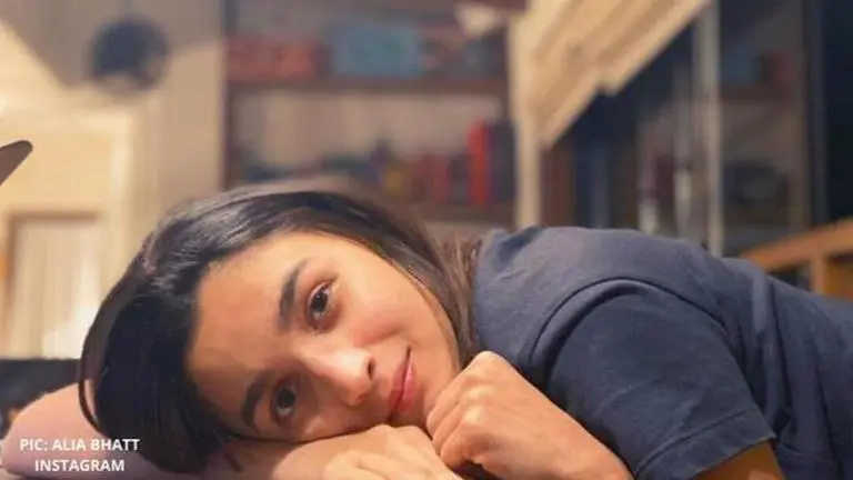 Did you know Alia Bhatt is not only a talented actor & singer but also a charcoal painter? Alia bhatt