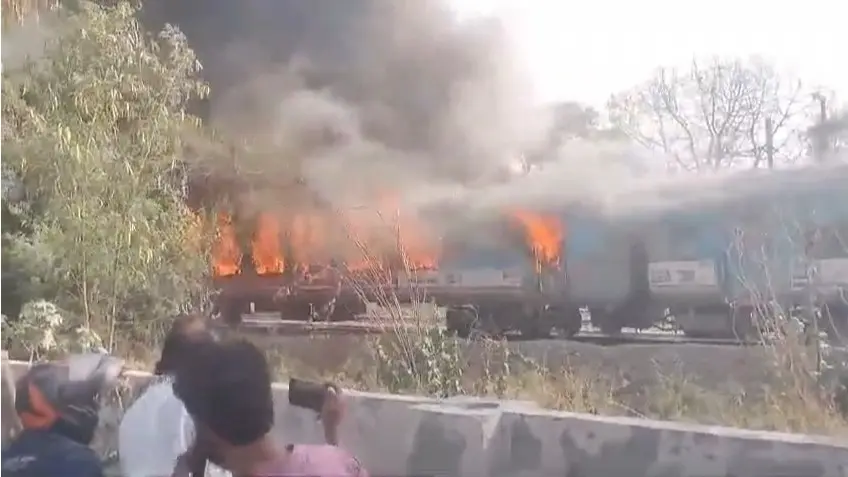 BREAKING: Massive Fire Engulfs 4 Coaches of Taj Express in Delhi's Sarita Vihar Massive fire erupts in Taj Express train in Delhi
