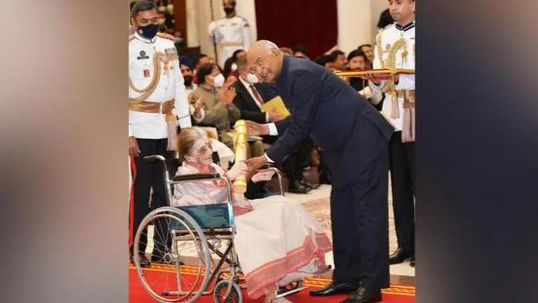 Veteran singer Sulochana Chavan conferred with Padma Shri by President Ram Nath Kovind president ram nath kovind