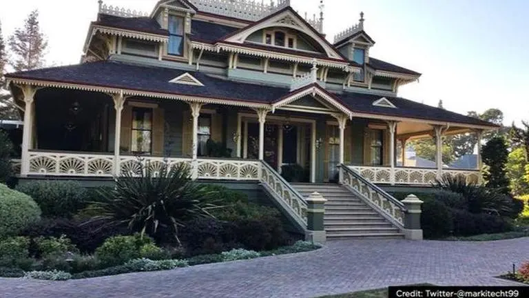 'Most beautiful McDonald's' is actually a Georgian-style Mansion built in 1795 in US (Image Credits: markitecht99/Twitter)