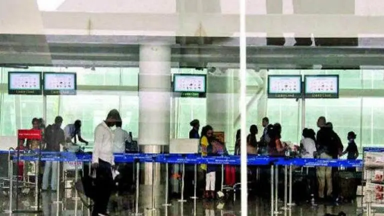 Flight operations resume at Srinagar airport after week-long disruption due to fog, snow Kashmir