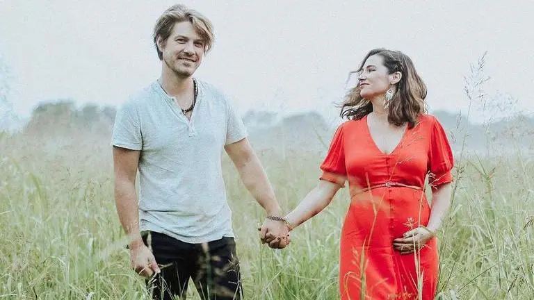 Taylor Hanson's wife Natalie Hanson reveals that she is expecting a baby girl; Read more taylor hanson