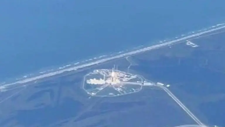 'Lifetime phenomenon': Passengers witness SpaceX's Falcon 9 launch from plane window SpaceX