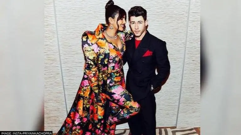 Priyanka Chopra & Nick Jonas' pics romantically strolling through the beach go viral; See priyanka chopra