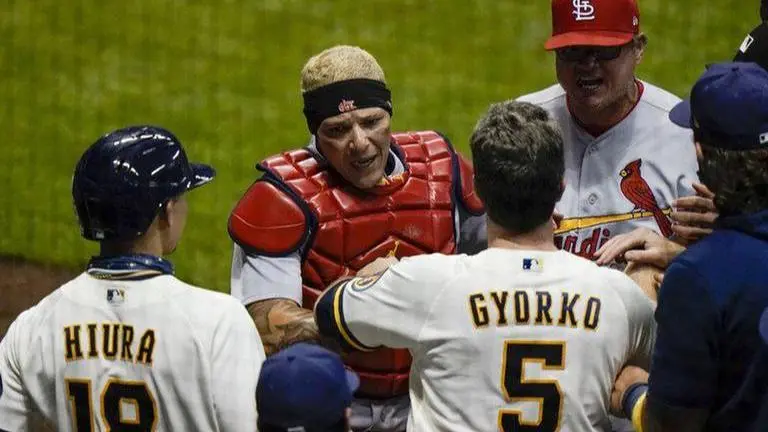 Yelich, Braun lead Brewers to 18-3 romp over Cardinals