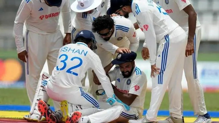 WATCH | WI great Courtney Walsh in disbelief after Mohammed Siraj's 'match-winning' moment Courtney Walsh, Mohammed Siraj