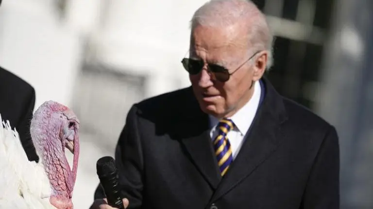 Watch: Joe Biden gets no response after asking turkey ‘you wanna talk’ at pardon ceremony Joe Biden